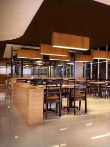 ห้องอาหารหรือที่รับประทานอาหารของ Hotel Neo Candi Simpang Lima - Semarang by ASTON