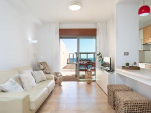 Posezení v ubytování Apartment Las Caracolas by Interhome