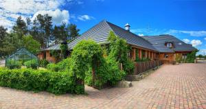 a house with ivy growing on the side of it at Karczma Rzym Bydgoszcz S5 in Bydgoszcz