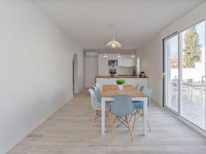 een keuken en eetkamer met een tafel en stoelen bij Holiday Home Sangha by Interhome in Empuriabrava