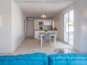 een woonkamer met een blauwe bank en een tafel bij Holiday Home Sangha by Interhome in Empuriabrava +31 foto's