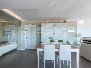 エンプリアブラバにあるApartment Bahia-10 by Interhomeのテーブルと椅子のあるダイニングルームとリビングルーム +21枚の写真