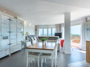 エンプリアブラバにあるApartment Bahia-10 by Interhomeのリビングルーム(ダイニングテーブル付)、ベッドルーム1室が備わります。