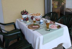 una mesa blanca con comida y bebidas. en Gasthof Blume, en Hausach