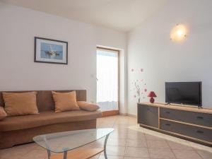 sala de estar con sofá y TV en Apartment Iva-2 by Interhome, en Krnica