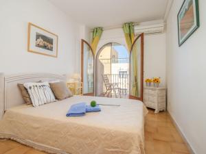 - une chambre avec un grand lit dans l'établissement Apartment Caballito de Mar by Interhome, à Empuriabrava