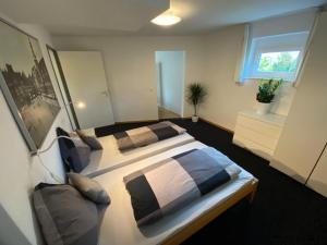 Ein Bett oder Betten in einem Zimmer der Unterkunft Ferienwohnungen und Apartmenthaus Halle Saale - Villa Mathilda