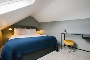 um quarto com uma cama com um cobertor azul em CitySpace Tower Bridge em Londres