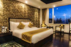 Säng eller sängar i ett rum på Regenta Resort MARS Valley View Shoghi