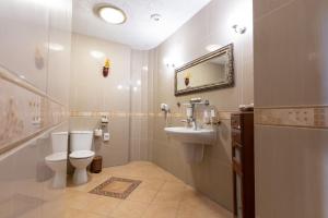 Koupelna v ubytování Hotel Trylogia + 31 fotografií