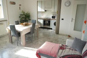 eine Küche und ein Esszimmer mit einem Tisch und Stühlen in der Unterkunft Casetta al mare in Albisola Superiore