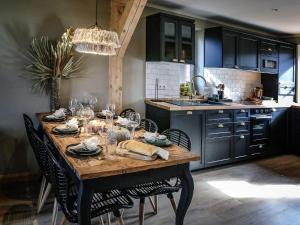 eine Küche mit einem Holztisch mit Weingläsern in der Unterkunft Ferienhaus Gut Glück in Lancken-Granitz