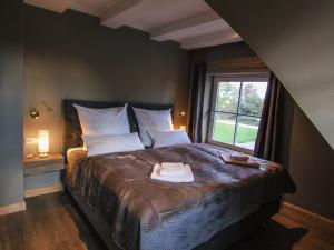 een slaapkamer met een bed met twee handdoeken erop bij Ferienhaus Gut Glück in Lancken-Granitz