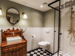 a bathroom with a sink and a toilet and a shower at Ferienhaus Gut Glück in Lancken-Granitz