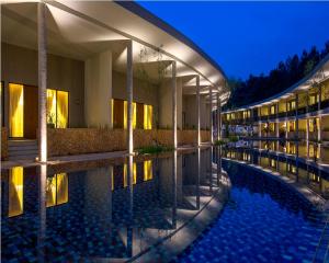 Bazén v ubytování Hotel Neo+ Green Savana Sentul City nebo v jeho okolí