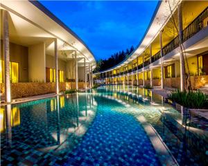 Bazén v ubytování Hotel Neo+ Green Savana Sentul City nebo v jeho okolí