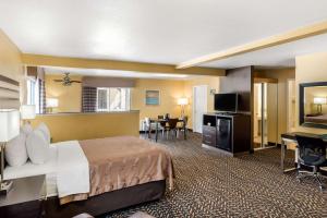 โทรทัศน์และ/หรือระบบความบันเทิงของ Quality Inn & Suites Capitola By the Sea