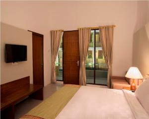 Postel nebo postele na pokoji v ubytování Hotel Neo+ Green Savana Sentul City