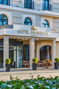 un hotel con un letrero que lee pusteria del hotel en Hotel Prishtina en Pristina