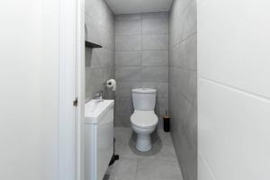 La salle de bains est pourvue de toilettes et d'un lavabo. dans l'établissement Blackbird Luxury Accommodation Room 10, à Blackpool