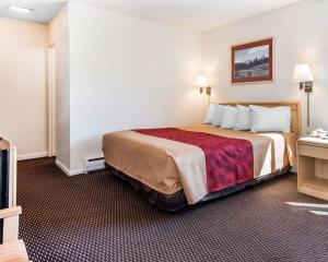 เตียงในห้องที่ Econo Lodge Colorado Springs Downtown
