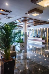 Vstupní hala nebo recepce v ubytování Hotel Prishtina + 37 fotografií