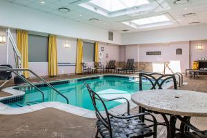 Clarion Hotel & Suites Hamden - New Haven tesisinde veya buraya yakın yüzme havuzu