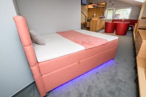 コシツェにあるA perfect option for people who want to enjoy their stay in Kosiceのオレンジフレームのベッド1台