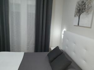 Łóżko lub łóżka w pokoju w obiekcie Hostal Málaga