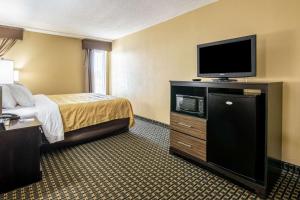מיטה או מיטות בחדר ב-Quality Inn National Fairgrounds Area