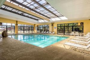 une grande piscine intérieure avec des chaises dans l'établissement Quality Inn National Fairgrounds Area, à Perry