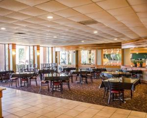 Restoran või mõni muu söögikoht majutusasutuses Quality Inn & Suites Pensacola Bayview