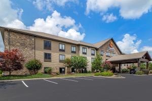 uma prestação de um hotel com estacionamento em Comfort Inn & Suites em Blue Ridge
