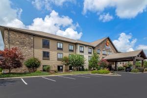 una representación de un hotel con aparcamiento en Comfort Inn & Suites en Blue Ridge