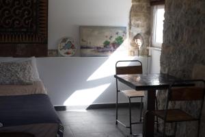 a bedroom with a bed and a table and a window at Casa Da Cabeça in Faro
