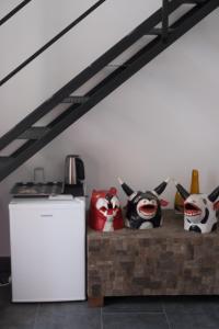 a counter with stuffed animals and a refrigerator in a room at Casa Da Cabeça in Faro