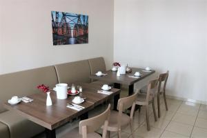 Un restaurante o sitio para comer en Novum Hotel Eleazar City Center