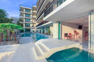 ein Schwimmbad in der Mitte eines Gebäudes in der Unterkunft Wabi Sabi Boutique Hotel - SHA Extra Plus in Kamala Beach