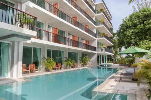 een uitzicht op een gebouw met een zwembad bij Wabi Sabi Boutique Hotel - SHA Extra Plus in Kamala Beach