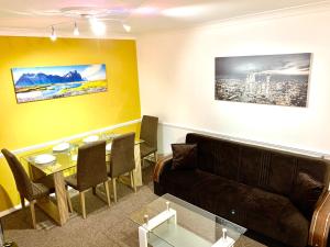 Кът за сядане в London Excel 2 Bedrooms, Reception, Spacious Apartment