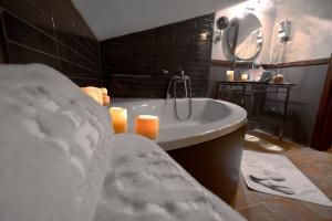 Koupelna v ubytování Robur Marsorum Albergo Diffuso