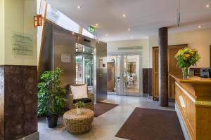 a lobby of a hotel with a waiting area at Novum Hotel Seidlhof München in Haar