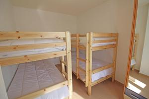 エンプリアブラバにあるApart-rent Apartment Sant Maurici 0183の鏡付きの客室内の二段ベッド2台
