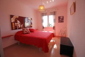 エンプリアブラバにあるApart-rent Apartment Sant Maurici 0183のベッドルーム1室(赤いベッド1台、窓付)