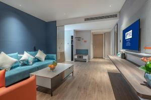 長沙市にあるHoliday Inn Express Changsha South Railway Station by IHGのリビングルーム(青いソファ、テレビ付)