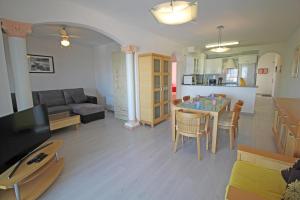 エンプリアブラバにあるApart-rent Apartment Sant Maurici 0183のリビングルーム(キッチン、ダイニングルーム付)