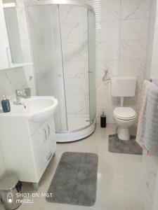 Ένα μπάνιο στο Apartmani Darko