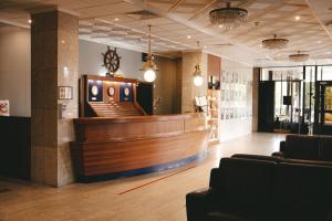 een lobby met een bar en een wachtkamer bij Hotel Druzhba in Vyborg