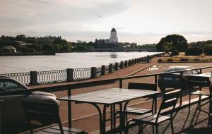 Výhled na řeku, která protéká v blízkosti hotelu