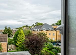 Aussicht aus einem Fenster eines Gebäudes in der Unterkunft 73 Bootham in York